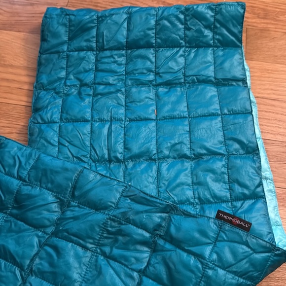 North Face Thermoball Reversible Puffer Scarf - Picture 2 of 4